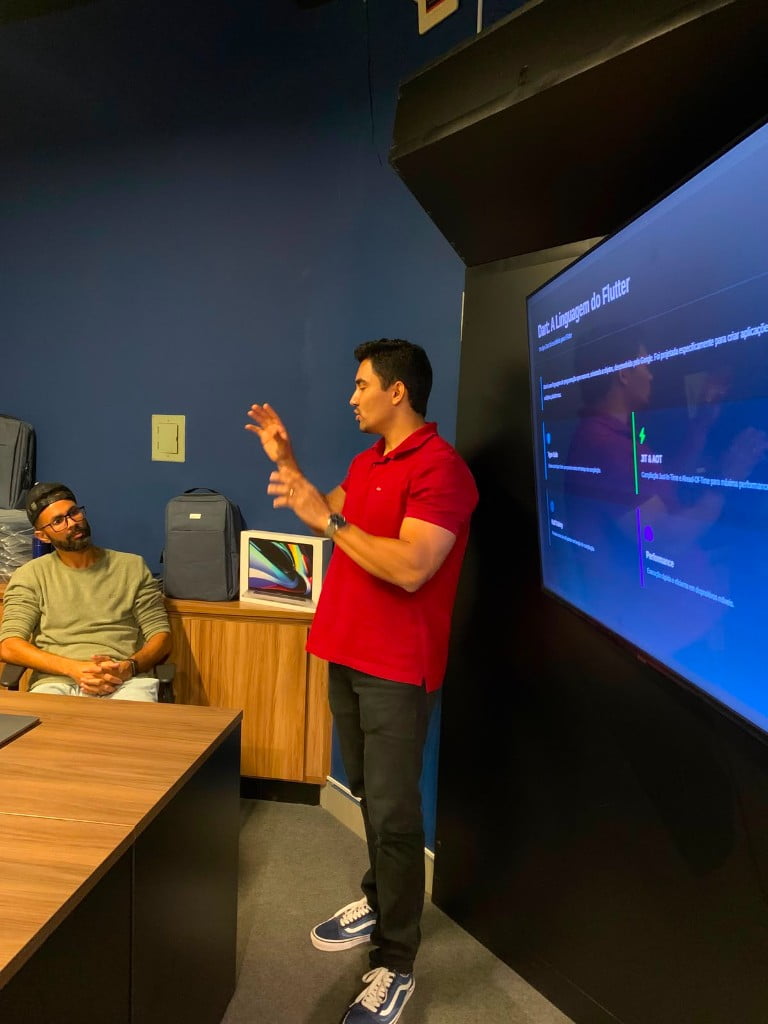 Professor explicando Dart, a linguagem do Flutter, em sala de aula