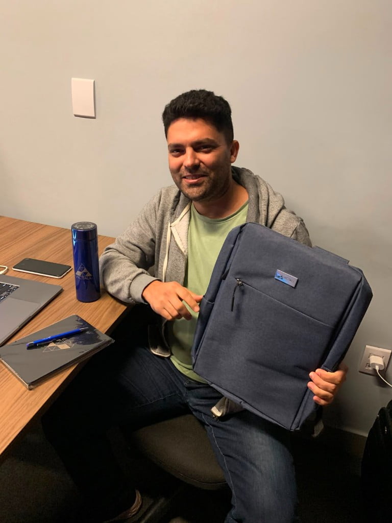 Aluno com mochila, garrafa e caderno Victall Academy