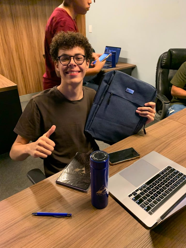 Aluno recebendo o kit de onboarding Victall Academy